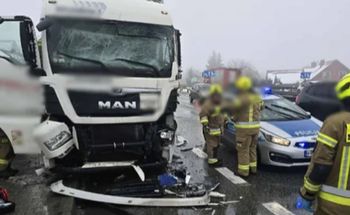 Poważne utrudnienia na Zakopiance. Autobus zderzył się z ciężarówką