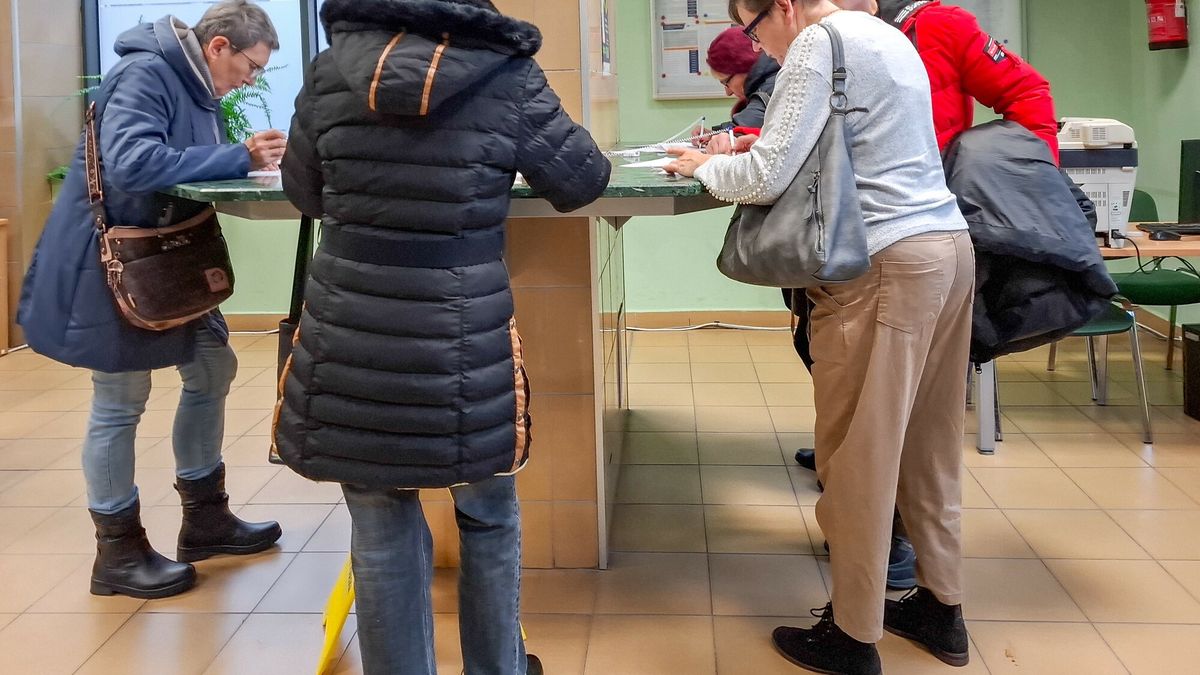 Reporter archiwum 2025 0110.01.2025 Lodz. ZUS. Od 1 lipca 2025 r. bedzie mozna pobierac w?asna emeryture oraz rente rodzinna po zmarlym malzonku - tzw. rente wdowie. N/z emeryci czekaja do wnioskami o rente wdowia w urzedzie Zakladu Ubezpieczen Spolecznych. Fot. Piotr Kamionka/REPORTERPiotr Kamionka/REPORTER