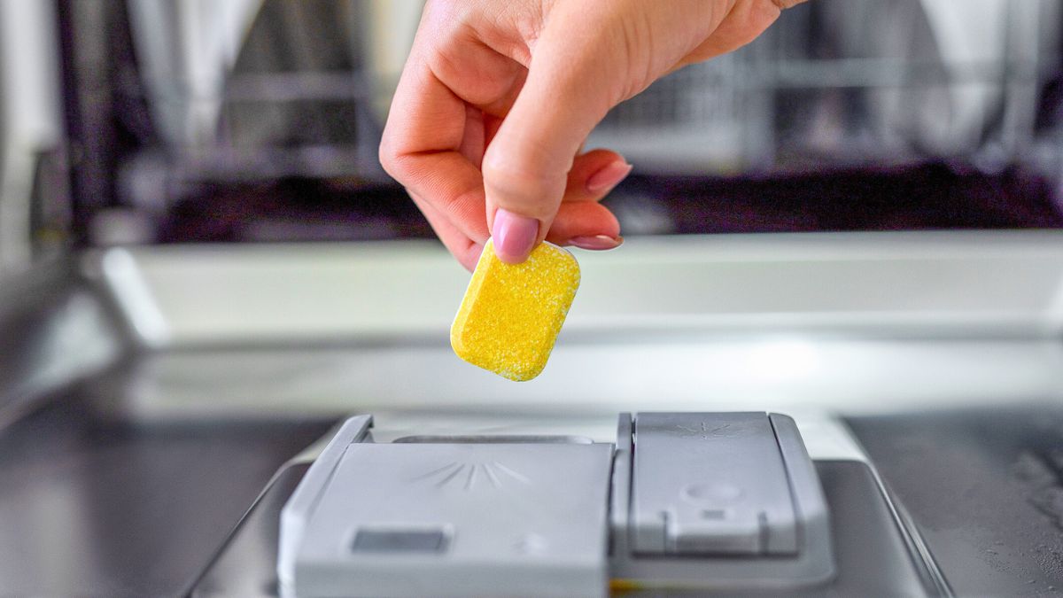 Kobieta wkłada tabletkę do zmywarki