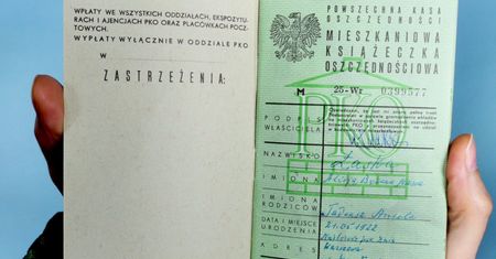 Dokument zalega w wielu domach. Tyle jest dziś wart