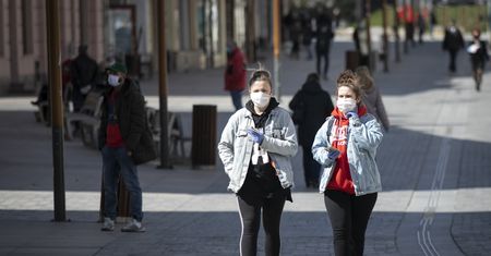 Maseczki zdjęte z twarzy? Koronawirus nie będzie groźny. Stosuj najważniejsze zasady