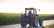 Nawet 1500 zł kary. Tak może się skończyć jazda ciągnikiem po ulicy