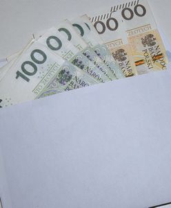 Dostałeś kopertę "do ręki"? Lepiej przeczytaj. Skarbówka już czeka