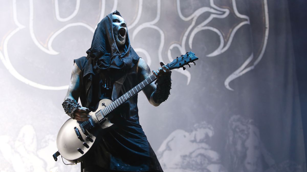 Adam "Nergal" Darski miał postem na Facebooku obrazić uczucia religijne wiernych