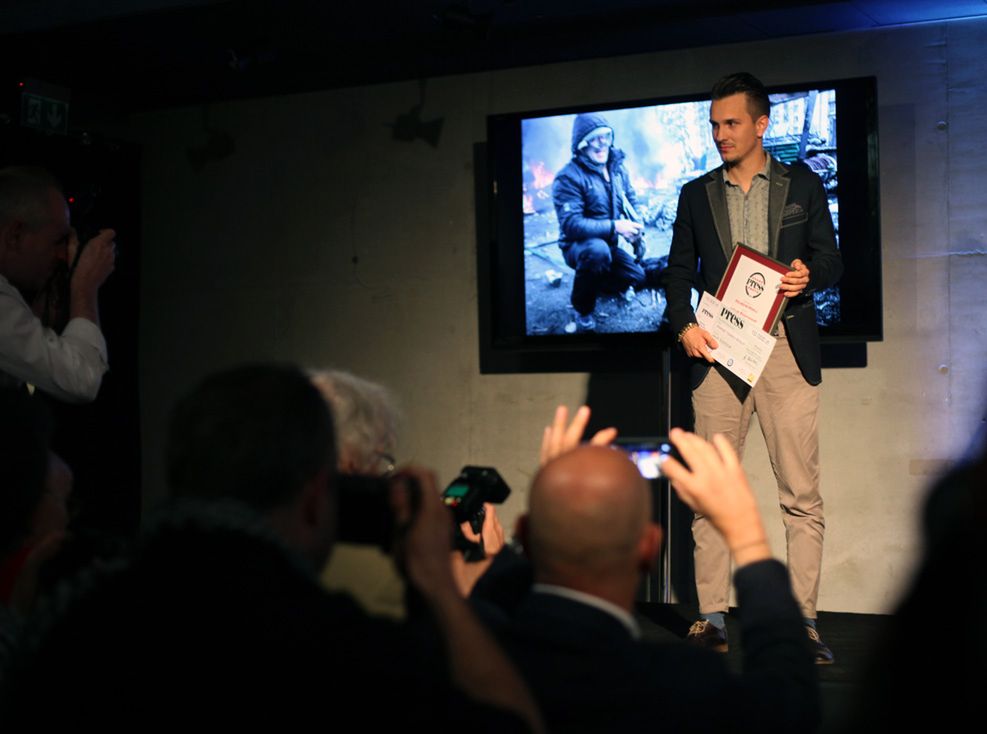 Jakub Szymczuk z Nagrodą Zdjęcie Roku. W imieniu swoim, Redakcji i Czytelników Fotoblogii pogratulowałem Jakubowi zwycięstwa. Jak przyznał sam laureat Fotoblogia.pl była pierwszym medium, które opublikowało jego zdjęcia i opowieść o wojennych warunkach pracy podczas "Czarnego Czwartku" na Majdanie, kiedy powstało zwycięskie zdjęcie.