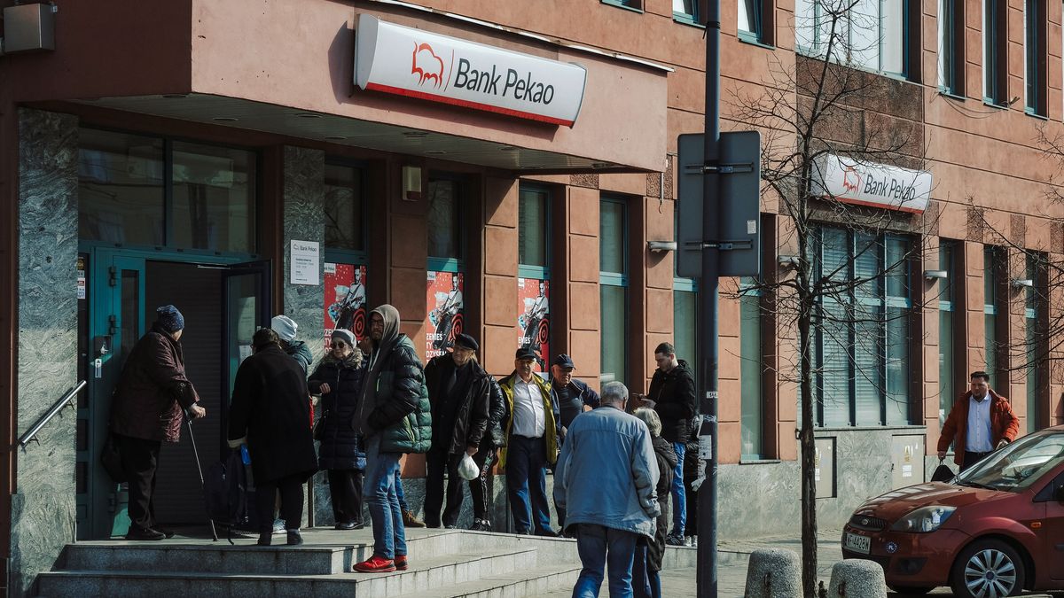 Polish Retail as Sales Fall 5% Year on Year
Customers wait for a Bank Pekao SA bank branch to open in Warsaw, Poland, on Monday, March 20, 2023. Poland's February retail sales fell 5% as prices rose 10.8% from a year earlier, data from the Central Statistical Office in Warsaw shows. Photographer: Damian Lemaski/Bloomberg via Getty Images
Bloomberg
european, inflation, polish, poland economy polish economy, e.u., eu, business news, emea, industries, banks, banking, euro members, finance, financial