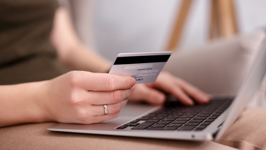 Sztuczna inteligencja napędza e-handel. Ruch w sklepach Shopify wzrósł siedmiokrotnie