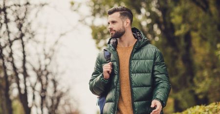 Ubrania męskie, które warto kupić w sieciówkach: 5 budżetowych propozycji dla każdego faceta