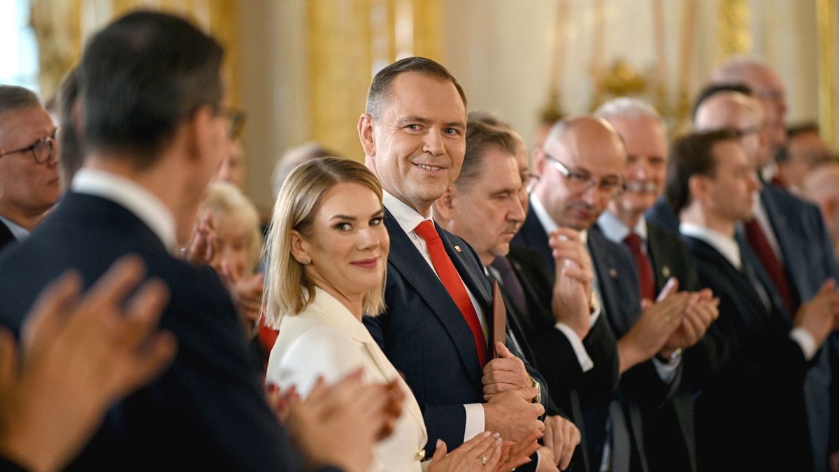 Karol Nawrocki  i jego żona podczas uroczystości wręczenia prezydentowi elektowi uchwały PKW ws. stwierdzenia wyniku wyborów prezydenckich, 11 czerwca 2025 roku