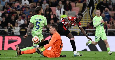 Wojciech Szczęsny pomógł FC Barcelonie w awansie. Internauci śmieją się z jego rywala