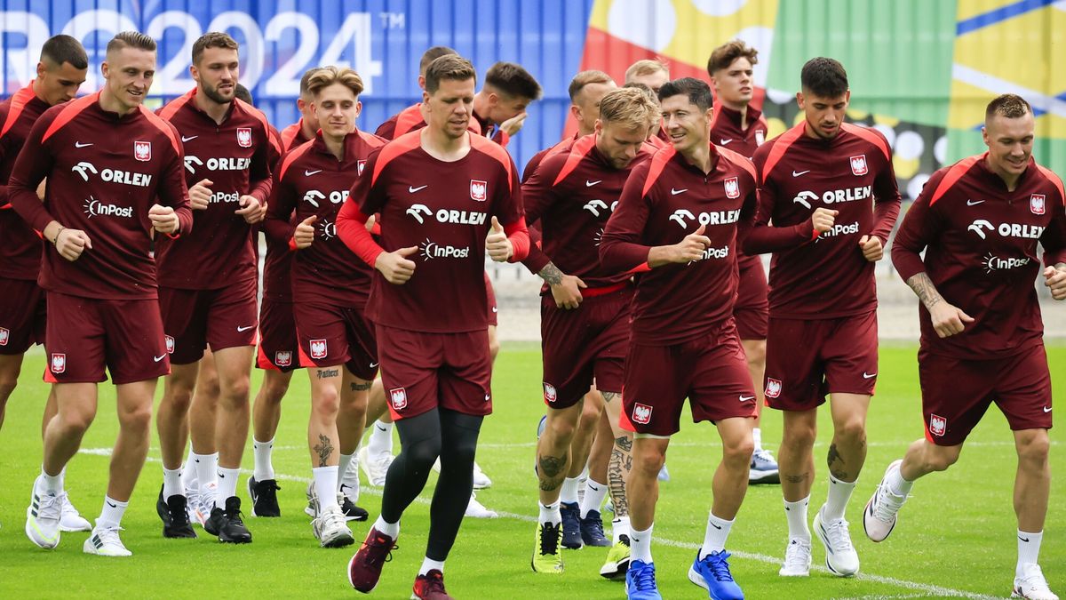 Euro 2024 - treningi i konferencje reprezentacji Polski
18.06.2024 Niemcy Hannower MIstrzostwa Europy w Pi?ce No?nej EURO 2024 reprezentacja Polski  oficjalny trening Marcin Bu?ka Mateusz Kochalski
?ukasz Skorupski
Wojciech Szcz?sny
Jan Bednarek Bartosz Bereszy?ski
Pawe? Bochniewicz
Pawe? Dawidowicz
Jakub Kiwior
Tymoteusz Puchacz
Bartosz Salamon
Sebastian Walukiewicz
Przemys?aw Frankowski
Kamil Grosicki
Jakub Ka?uzi?ski
Jakub Moder
Jakub Piotrowicz
Taras Romanczuk
Micha? Sk�ra?
Bartosz Slisz
Damian Szyma?ski
Sebastian Szyma?ski
Kacper Urba?ski
Nikola Zalewski
Piotr Zieli?ski
Adam Buksa
Robert Lewandowski
Arkadiusz Milik
Krzysztof Pi?tek
Karol ?widerski
Fot. Sylwia D?browa / Polska Press
Sylwia D?browa