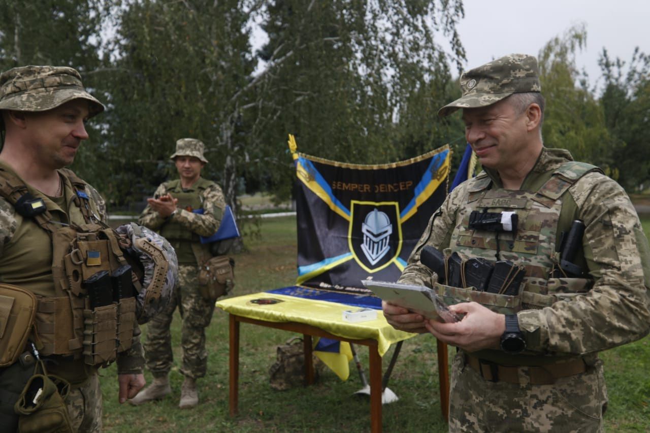 Gen. Syrski rozdaje odznaczenia