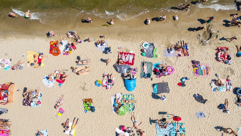 Tłum plażowiczów w Sopocie