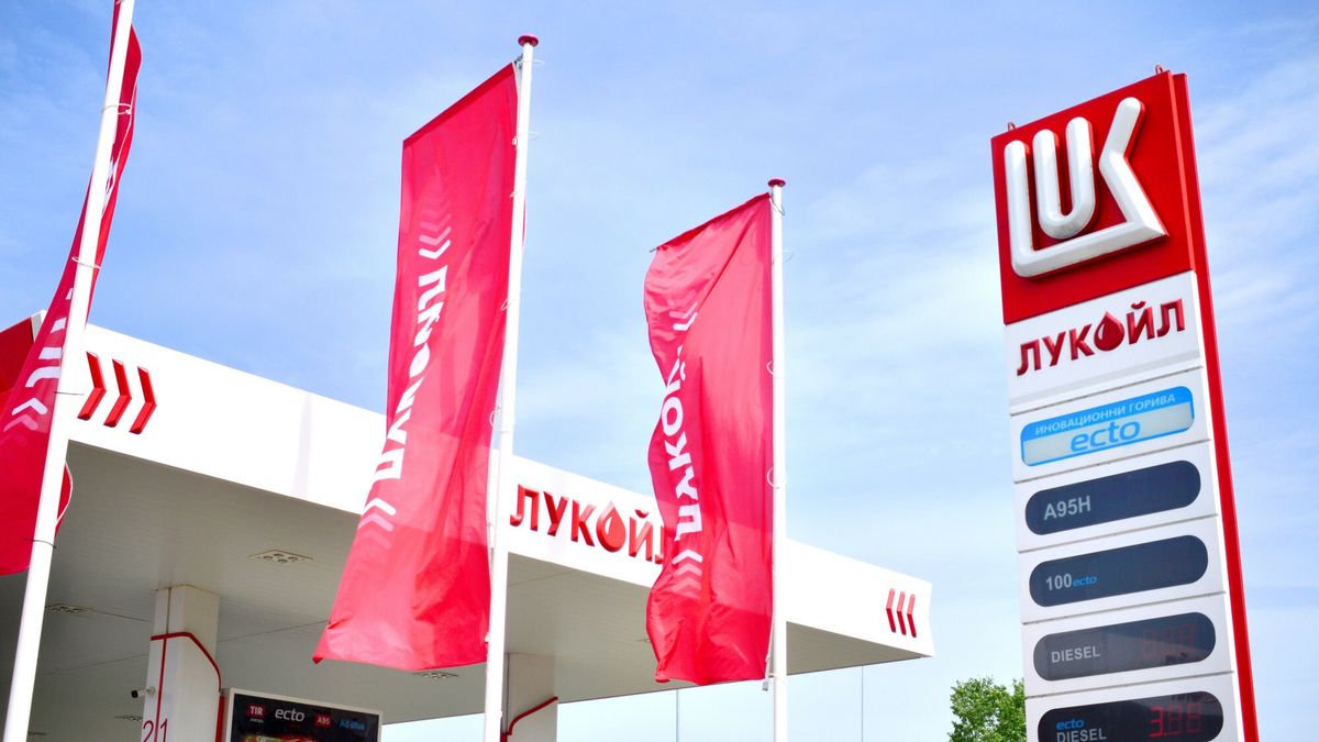 Rosyjskie stacje paliwowe w Bu?garii
Fot. Albin Marciniak/East News, Bulgaria. 16.05.2023. Stacja paliw, rosyjskie przedsiebiorstwo naftowe Lukoil. Warna nad Morzem Czarnym.
Albin Marciniak