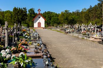 Rodzina walczy o miejsce w grobie. "Ksiądz przekazał, że ojca tam nie pochowam"