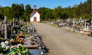 Rodzina walczy o miejsce w grobie. "Ksiądz przekazał, że ojca tam nie pochowam"