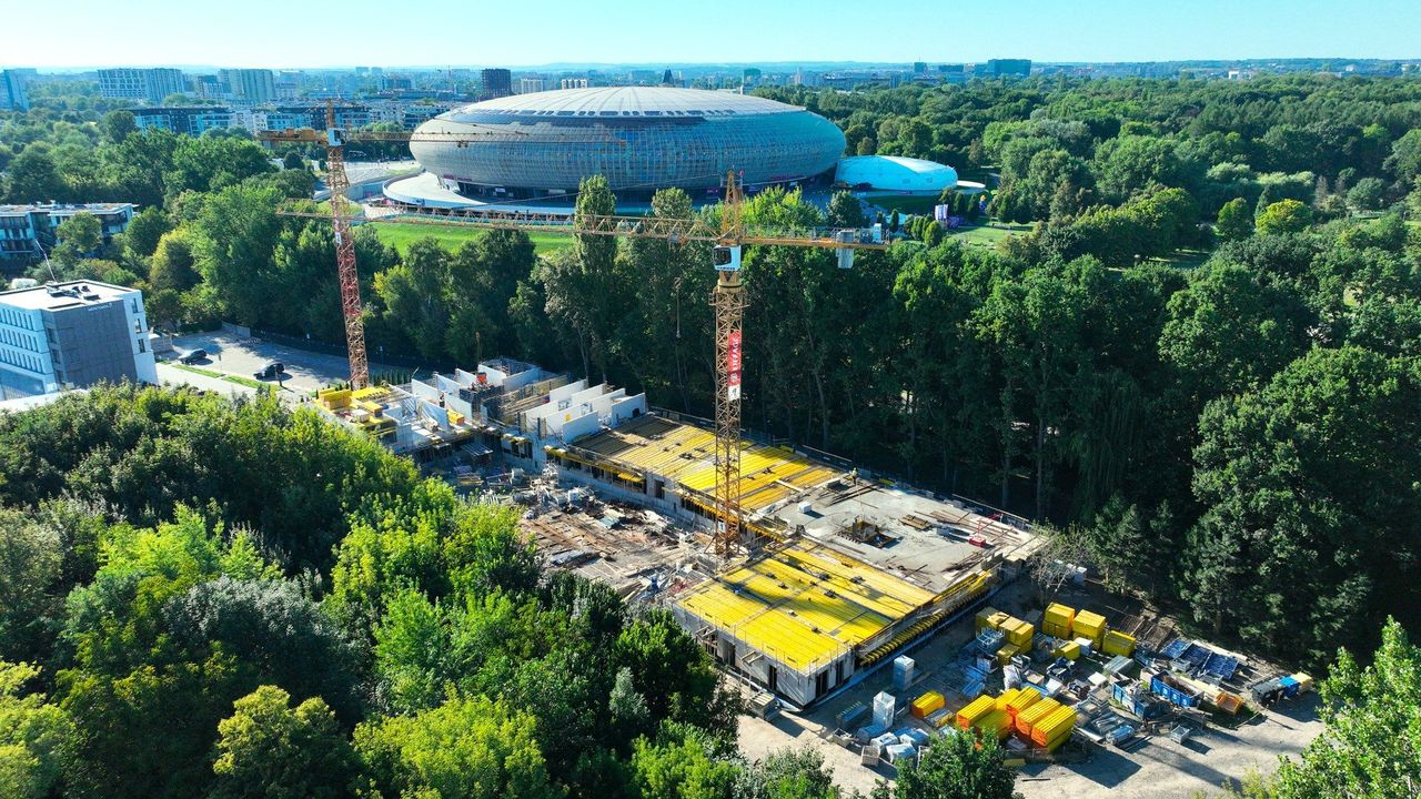 Kraków: Zabudowują ostatnie zielone przestrzenie wokół Tauron Areny. Pośród drzew wyrasta duży hotel