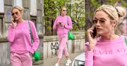 Karolina Gilon cała na różowo peroruje przez telefon, lansując się na Marszałkowskiej (ZDJĘCIA)