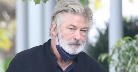 Przerażające kulisy śmierci Halyny Hutchins. Alec Baldwin "wyciągnął pistolet z kabury i CELOWAŁ W KAMERĘ"