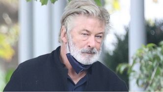 Przerażające kulisy śmierci Halyny Hutchins. Alec Baldwin "wyciągnął pistolet z kabury i CELOWAŁ W KAMERĘ"