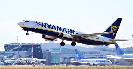 Horror na pokładzie Ryanair. Pasażer ciężko ranny. "Został wyssany"