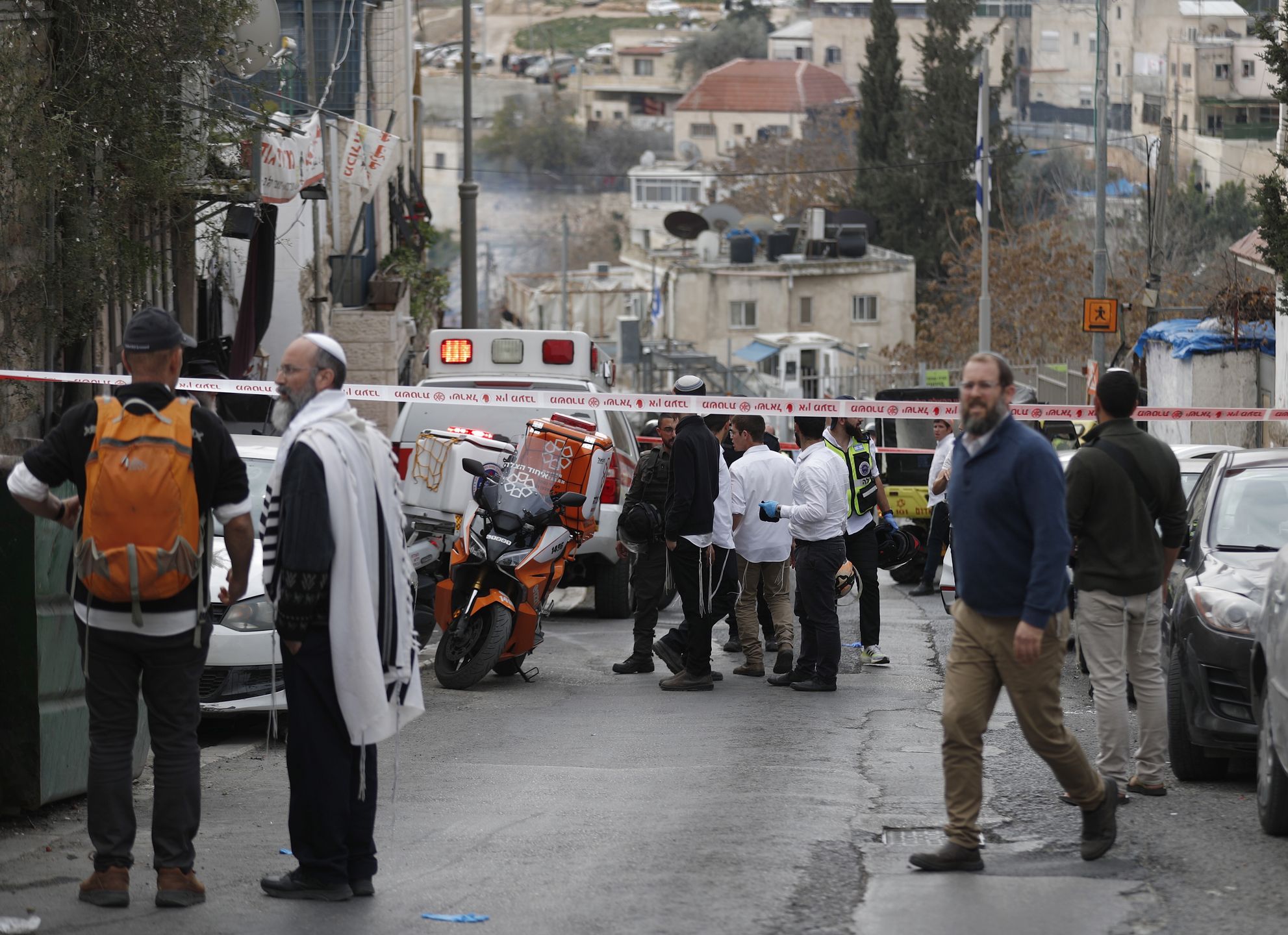 Israeli police officers and rescue services at the scene of a shooting near the Old City in Jerusalem, 28 January 2023, a day after deadly attack on synagogue. According to Israeli police and paramedic services, two men are wounded after a new shooting attack in Jerusalem. Seven people were killed and at least three other injured in a shooting attack at a synagogue in Jerusalem on 27 January. EPA/ATEF SAFADI Dostawca: PAP/EPA.