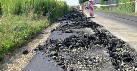 Traktorem zaorał świeży asfalt. Prace wciąż stoją