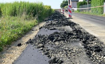 Traktorem rozorał świeży asfalt. Prace wciąż stoją