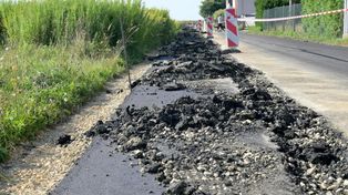 Traktorem zaorał świeży asfalt. Prace wciąż stoją