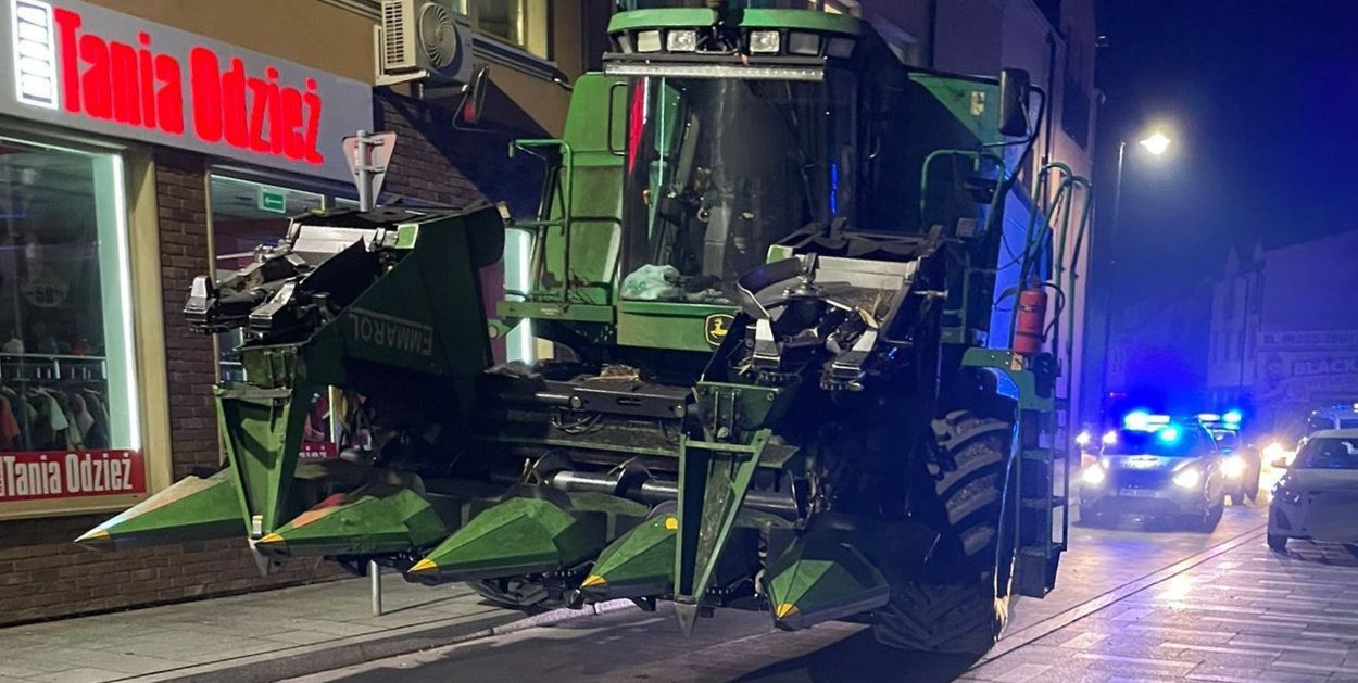 Nietypowa interwencja w centrum Płońska – kombajn zablokował wąską ulicę!