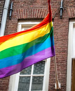 Warszawa. Za wywieszenie tęczowej flagi, grozili podpaleniem mieszkania. Jest wyrok sądu