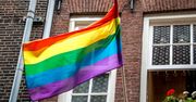 Warszawa. Za wywieszenie tęczowej flagi, grozili podpaleniem mieszkania. Jest wyrok sądu