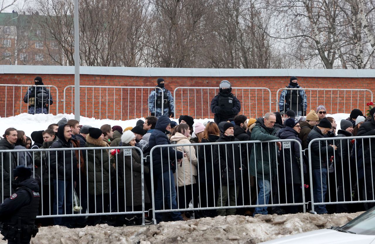 Policja ściąga posiłki. Tysiące Rosjan przed cmentarzem