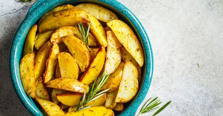 Pieczone ziemniaki będą mięciutkie w środku i chrupiące na zewnątrz. Znany szef kuchni zdradził sposób