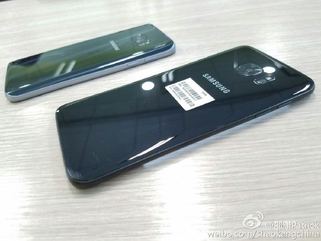 Galaxy S7 edge Black Onyks (po lewej) i Glossy Black (po prawej)