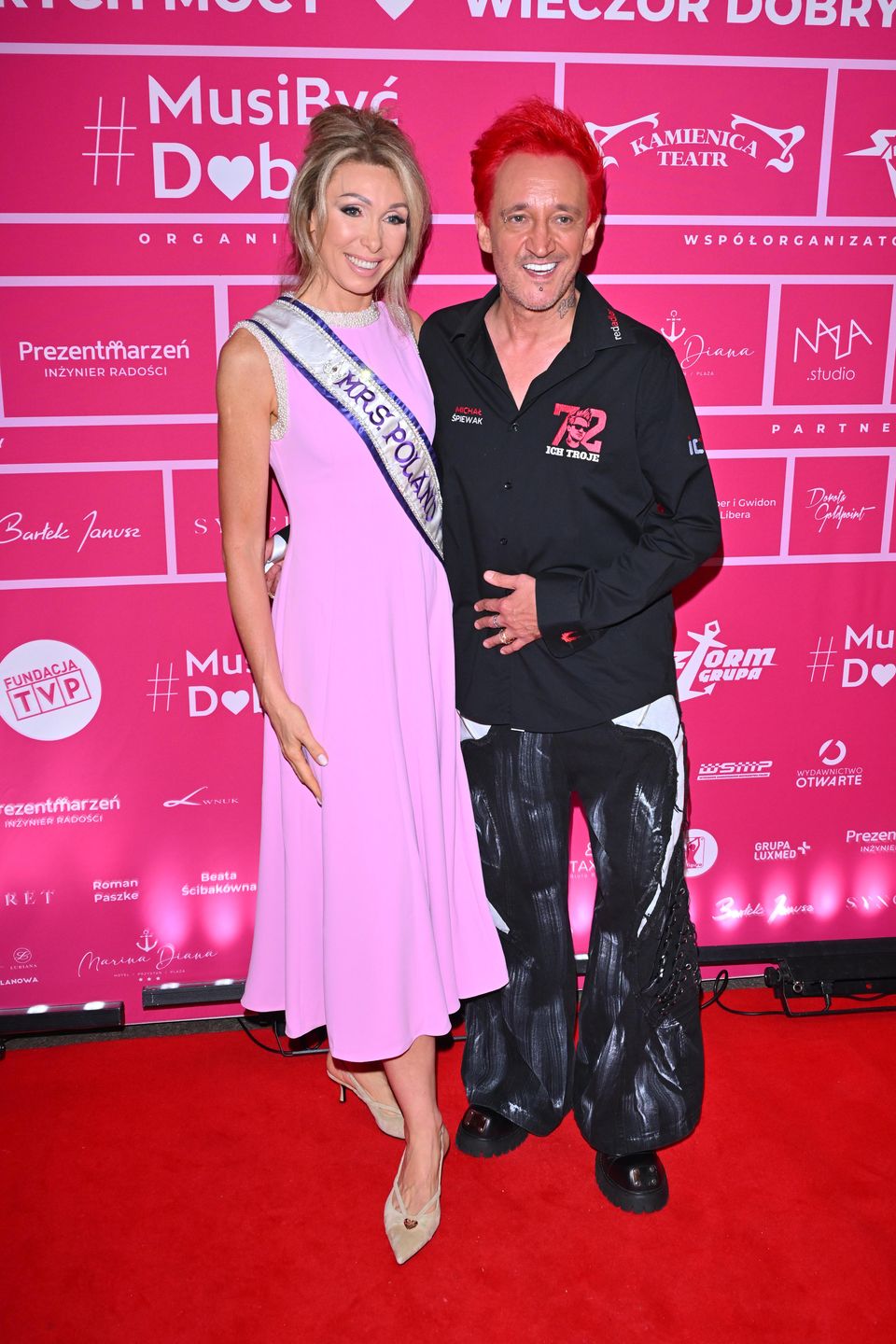 Michał Wiśniewski pozuje z Mrs. Poland International 2024