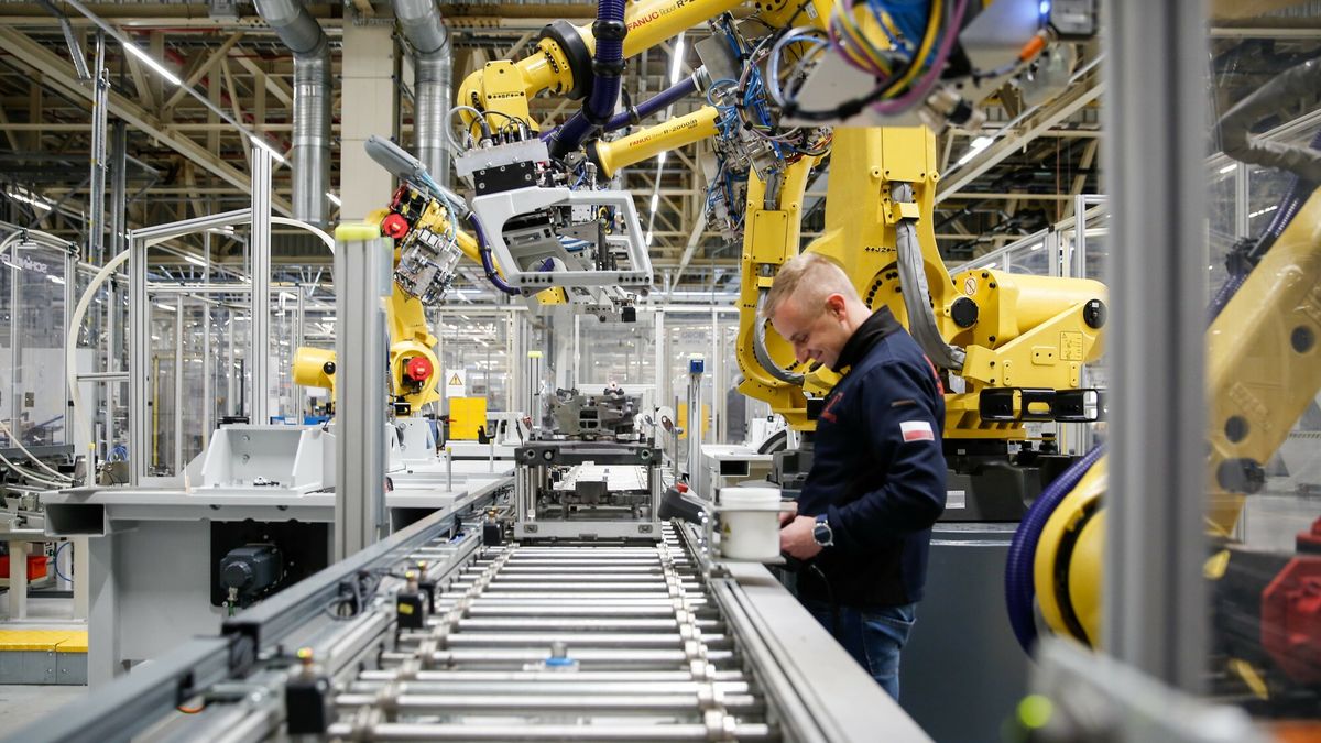 Zak?ad produkcji silnik�w Opel w Tychach
Fot. Tomasz Kawka/East News Tychy 29.11.2018  Prezentacja zakladu produkcji silnikow Opel  Manufacturing Poland w Tychach, przed uruchomieniem  regularnej produkcji.Fot. Tomasz Kawka/East News Tychy 29.11.2018  Prezentacja zakladu produkcji silnikow Opel  Manufacturing Poland w Tychach, przed uruchomieniem  regularnej produkcji.
W po?owie stycznia 2019 r. fabryka Opel Manufacturing Poland w Tychach rozpocznie produkcj? silnik�w benzynowych PureTech, stosowanych w pojazdach grupy PSA, kt�rej cz??ci? jest Opel. M.in. silnik konstrukcji Peugeota, tzw. EB o pojemno?ci 1,2, trzycylindrowy, b?d?cy od czterech lat "Silnikiem Roku" W Europie.
Nowa linia oznacza? b?dzie wzrost zatrudnienia. Obecnie tyski zak?ad zatrudnia ponad 500 os�b. Po zak?adanym uruchomieniu trzeciej zmiany zatrudnienie mo?e wzrosn?? do ok. 800 pracownik�w.
Pocz?tki zak?adu silnik�w w Tychach si?gaj? ko?ca lat 90. ub. wieku. W ci?gu 15 lat powsta?o tam blisko 2,8 mln silnik�w, m.in. do Opla, Hondy, GM oraz do motor�wek.
Opr�cz Tych�w silniki PureTech wytwarzane s? tak?e w dw�ch fabrykach we Francji.
Tomasz Kawka