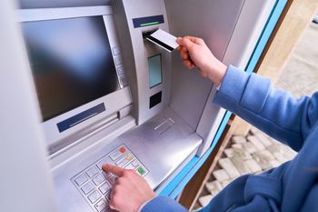Kara za zakrycie twarzy przy bankomacie? Chcą rejestracji wizerunku