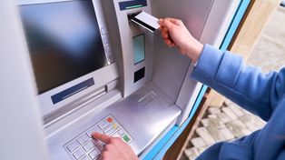 Kara za zakrycie twarzy przy bankomacie? Chcą rejestracji wizerunku