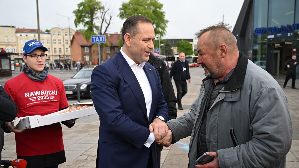 Gdańsk, 19.05.2025. Wybory Prezydenta RP 2025 - kampania. Kandydat Komitetu Obywatelskiego na prezydenta RP, popierany przez PiS prezes Instytutu Pamięci Narodowej Karol Nawrocki (C) podczas częstowania drożdżówkami przed dworcem skacji kolejowej Gdańsk Wrzeszczw, Gdańsk, 19 bm. (miwi) PAP/Adam Warżawa