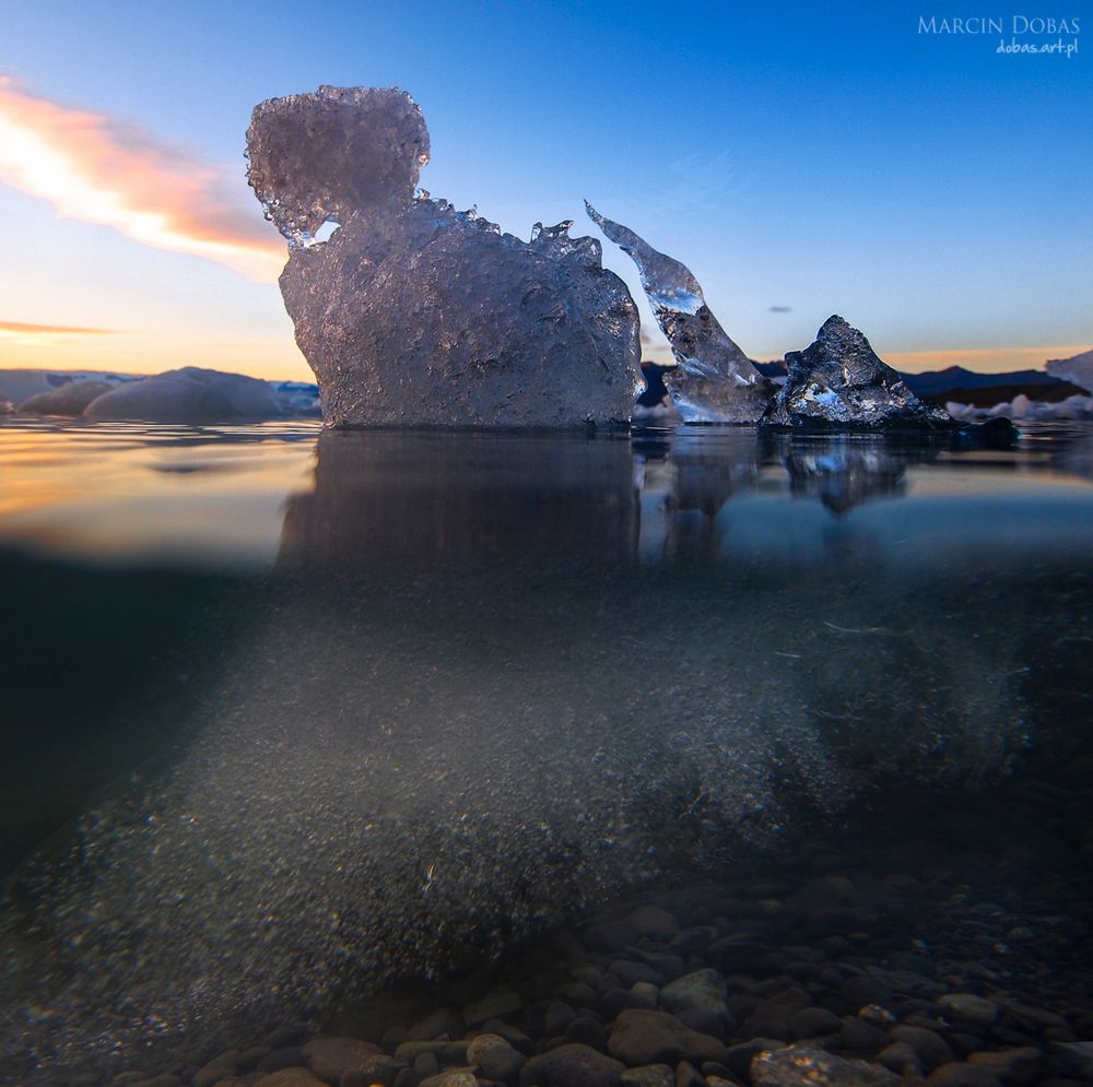 Podwodna panorama pół na pół. Jokulsarlon – góra lodowa