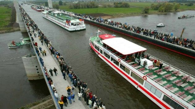 Most, po którym się pływa (wideo) 1