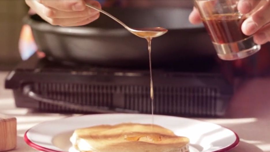 Tradycyjne amerykańskie pancakes smakują najlepiej z syropem klonowym