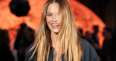 Na biustonosz zarzuciła kurtkę. Tak Margot Robbie wyglądała na pokazie Chanel