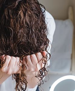 Śpisz z mokrymi włosami? Eksperci biją na alarm