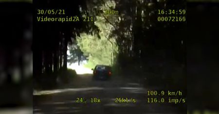 Pościg policji za pijanym kierowcą w lesie. Nagranie z radiowozu