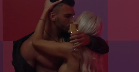 "Love Island": Gorące sceny w programie. Uczestnicy poszli na całość