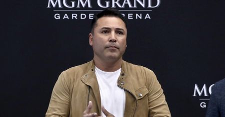 Legenda boksu kontra legenda UFC. Oscar de la Hoya będzie walczył z Vitorem Belfortem