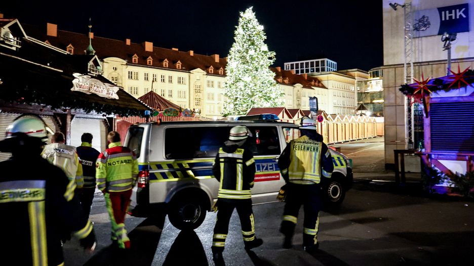 Emergency services at the scene after a car was driven into a crowd at the Christmas market in Magdeburg, Germany, early 21 December 2024. According to statements by the Magdeburg police on social media, two people were dead, several people were injured, and a suspect was taken into custody. EPA/FILIP SINGER Dostawca: PAP/EPA.