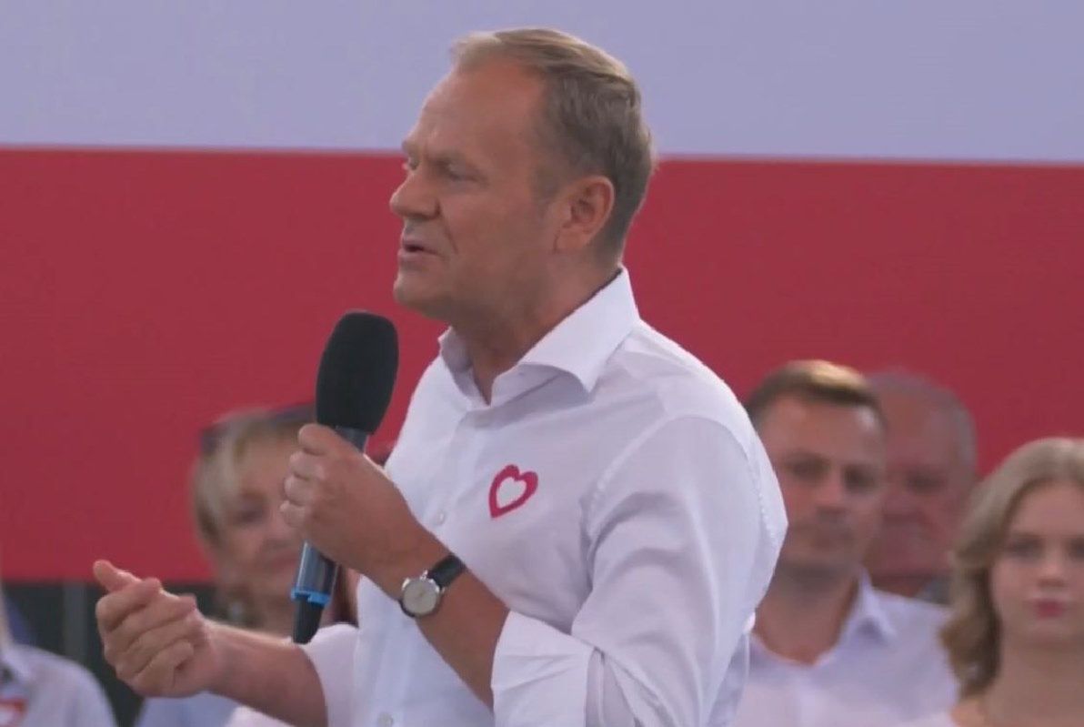 Donald Tusk w Ostródzie. Zaczął od nawiązania do wyzwiska ze strony prezesa PiS